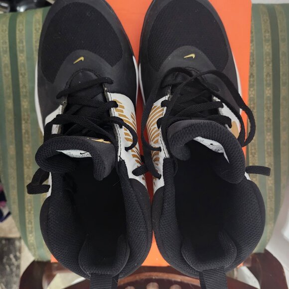 Boy's Nike Team Hustle basketball shoes 6.5 Y - Picture 3 of 8